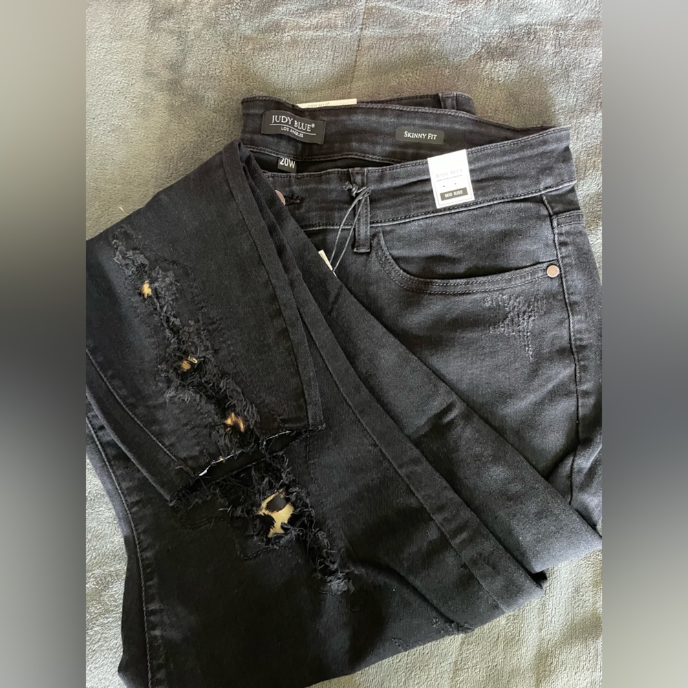 NWT- Judy Blue Distressed black jeans side 20W
